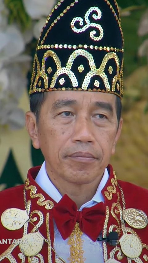 Change Costume, Jokowi Wears Banjar Traditional Clothes at the 79th RI Independence Day Flag Lowering Ceremony