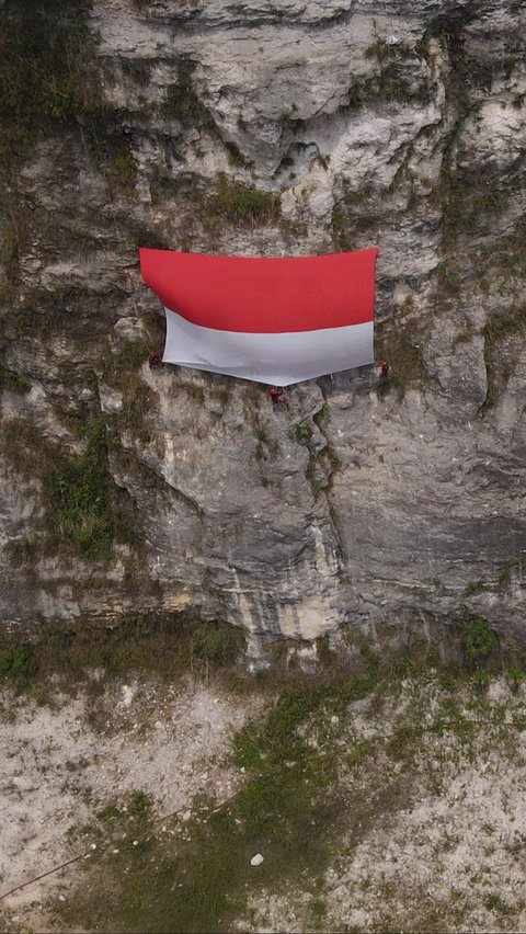 Dalam momen tersebut dibentangkan bendera merah putih raksasa sepanjang 12 meter. Foto: Merdeka.com/Imam Buhori