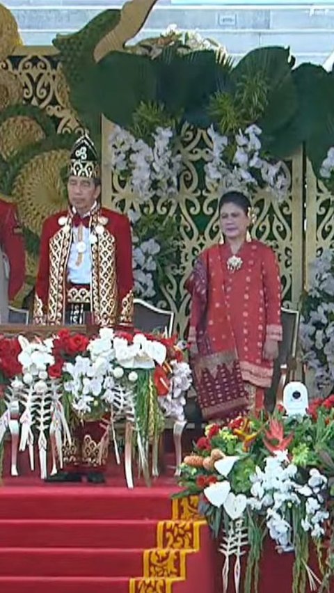 Change Costume, Jokowi Wears Banjar Traditional Clothes at the 79th RI Independence Day Flag Lowering Ceremony