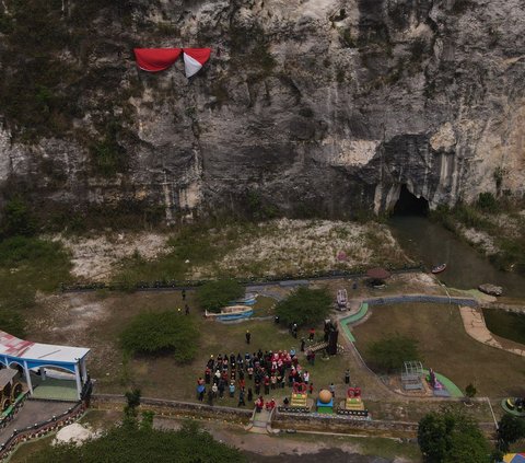 FOTO: Penampakan Gagahnya Merah Putih Raksasa Terbentang di Tebing Gua Lalay Bogor