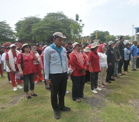 FOTO: Penampakan Gagahnya Merah Putih Raksasa Terbentang di Tebing Gua Lalay Bogor