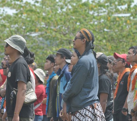 FOTO: Penampakan Gagahnya Merah Putih Raksasa Terbentang di Tebing Gua Lalay Bogor