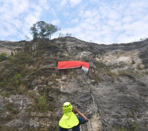 FOTO: Penampakan Gagahnya Merah Putih Raksasa Terbentang di Tebing Gua Lalay Bogor