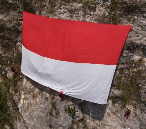 FOTO: Penampakan Gagahnya Merah Putih Raksasa Terbentang di Tebing Gua Lalay Bogor