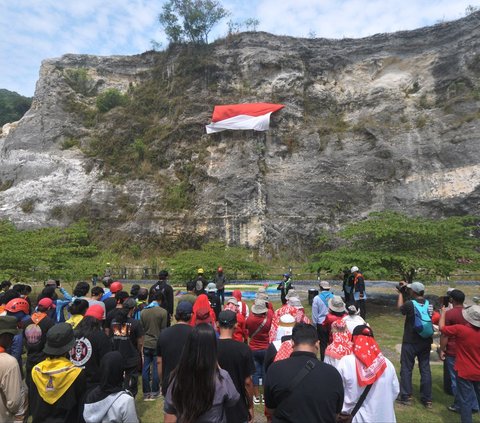 FOTO: Penampakan Gagahnya Merah Putih Raksasa Terbentang di Tebing Gua Lalay Bogor