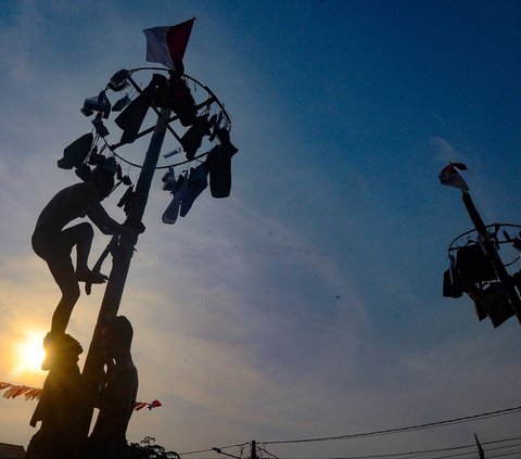 FOTO: Ragam Ekspresi Peserta Panjat Pinang Meriahkan Peringatan HUT RI di Tangerang Selatan