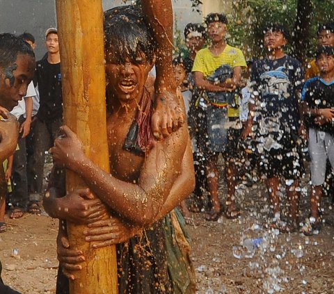 FOTO: Ragam Ekspresi Peserta Panjat Pinang Meriahkan Peringatan HUT RI di Tangerang Selatan