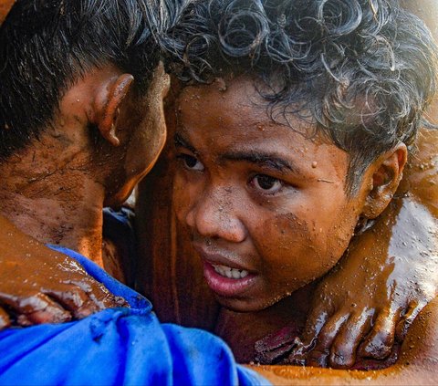 FOTO: Ragam Ekspresi Peserta Panjat Pinang Meriahkan Peringatan HUT RI di Tangerang Selatan