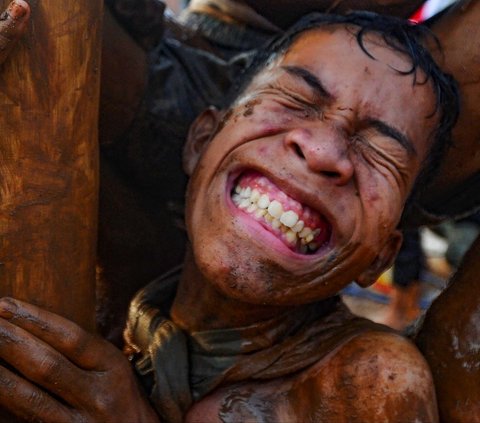 FOTO: Ragam Ekspresi Peserta Panjat Pinang Meriahkan Peringatan HUT RI di Tangerang Selatan