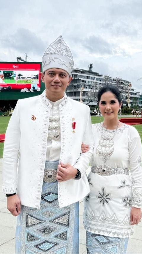 Portrait of AHY and Annisa Pohan Full Smile Receiving Bicycle Gift After Winning Best Traditional Costume at IKN