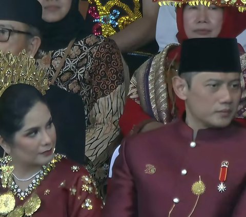 Portrait of AHY and Annisa Pohan Full Smile Receiving Bicycle Gift After Winning Best Traditional Costume at IKN