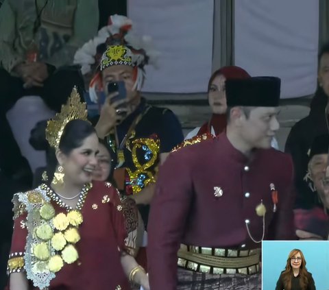 Portrait of AHY and Annisa Pohan Full Smile Receiving Bicycle Gift After Winning Best Traditional Costume at IKN