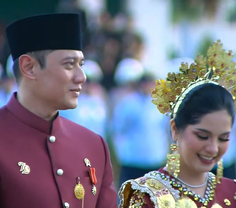 Portrait of AHY and Annisa Pohan Full Smile Receiving Bicycle Gift After Winning Best Traditional Costume at IKN