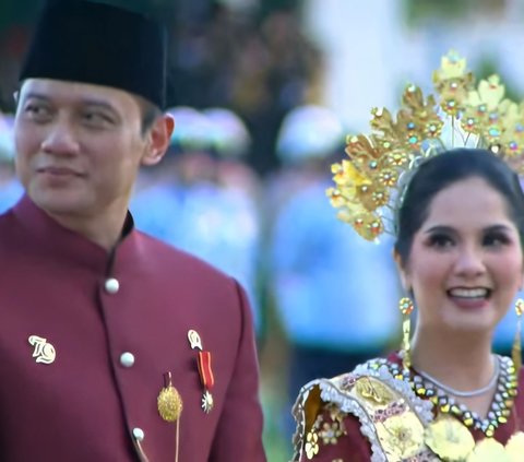 Portrait of AHY and Annisa Pohan Full Smile Receiving Bicycle Gift After Winning Best Traditional Costume at IKN