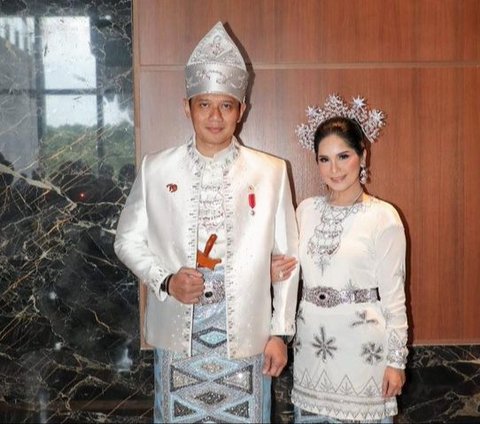 Portrait of AHY and Annisa Pohan Full Smile Receiving Bicycle Gift After Winning Best Traditional Costume at IKN