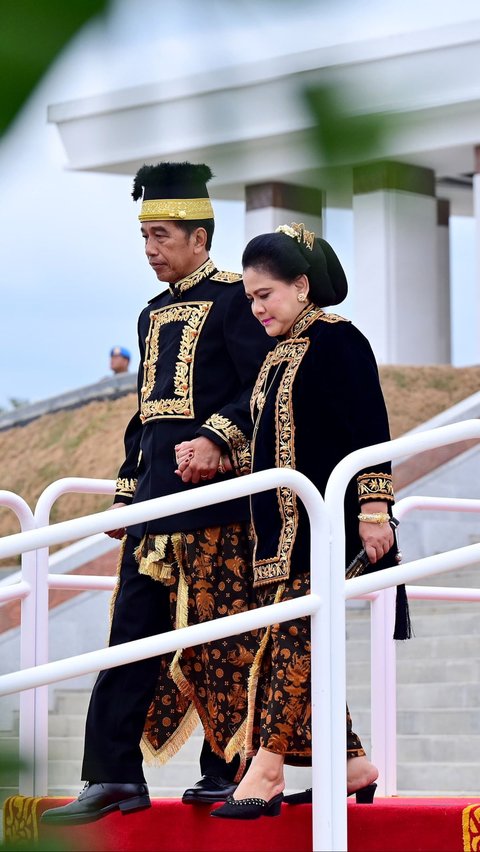 Ibu Negara Iriana tampil serasi dengan Presiden Joko Widodo dengan pakaian adat Kustin, khas Kalimantan Timur.