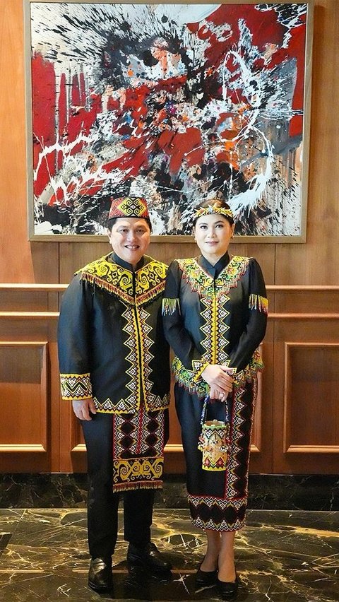 Menteri BUMN Erick Thohir yang didampingi sang istri, Elizabeth Thohir mencuri perhatian dengan baju adat Dayak.