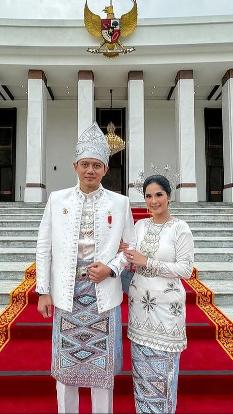 Menteri Agraria dan Tata Ruang (ATR) Agus Yudhoyono dan istri Annisa Pohan tampil dengan busana 'Baamar Galung Pancar Matahari', pakaian adat dari Kotawaringin Barat, Kalimantan Tengah.