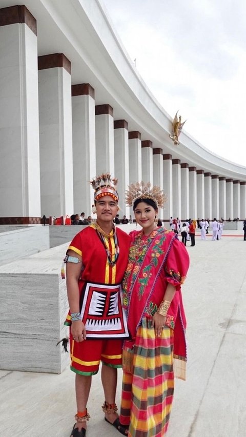 Ketua Umum Partai Solidaritas Indonesia (PSI) Kaesang Pangarep dan istri Erina Gudono tampil menyala dengan busana adat Mentawa dan Bugis.