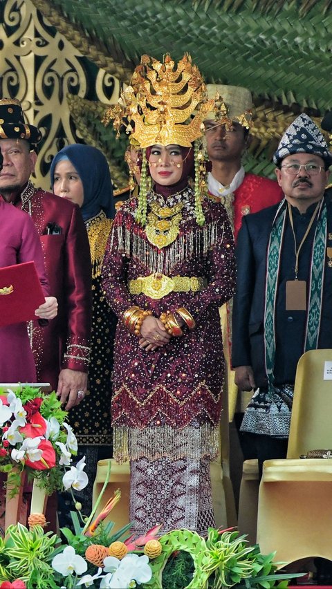 Istri Ketua DPD RI La Nyalla Mattalitti, Enny LaNyalla tampil memukau dalam balutan baju adat Mandailing, Sumatera Utara. Berkat penampilannya, Enny mendapatkan hadiah sepeda dari Presiden Jokowi karena memenangkan kostum terbaik.