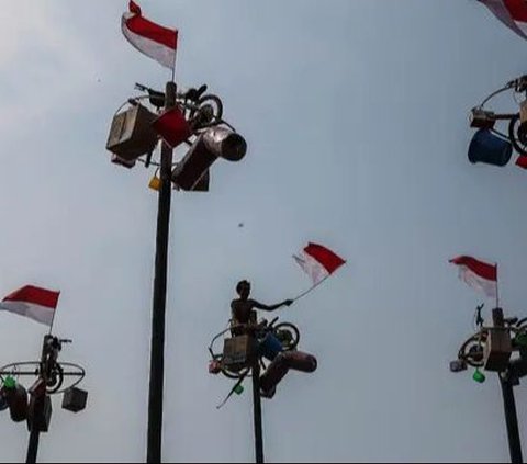 FOTO: Semarakkan HUT RI, Ratusan Orang Ikuti Lomba Panjat Pinang di Ancol Taman Impian