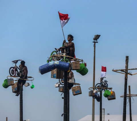 FOTO: Semarakkan HUT RI, Ratusan Orang Ikuti Lomba Panjat Pinang di Ancol Taman Impian