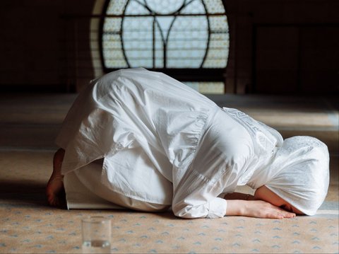 Sholat sendirian di masjid, pundak wanita ini ditepuk berkali kali hingga akhirnya berteriak