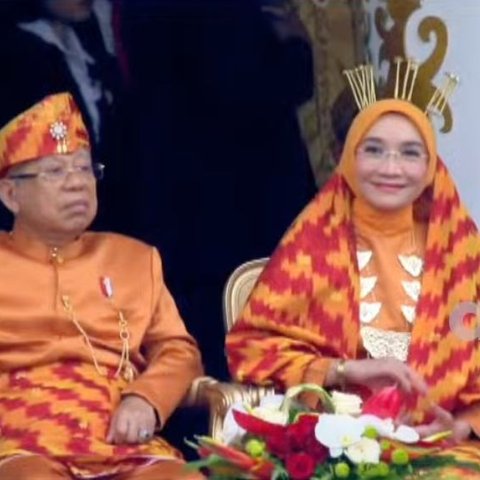 Pimpin Upacara HUT RI Terakhir, Jokowi-Ma&rsquo;ruf Kenakan Baju Adat Kaltim dan Kalbar