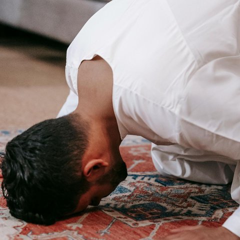 Ciri-ciri orang yang melalaikan sholat.