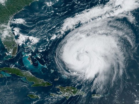 FOTO: Ngeri! Ini Penampakan Badai Ernesto Mematikan dari Satelit saat Menghantam Bermuda