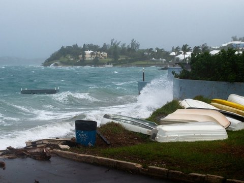 FOTO: Ngeri! Ini Penampakan Badai Ernesto Mematikan dari Satelit saat Menghantam Bermuda