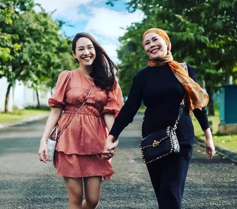 Potret Dewi Yull dan Menantu yang Akrab Banget Bak Bestie, Dipuji Mertua Idaman