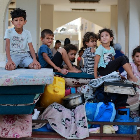 Nasib warga Palestina yang mengungsi meninggalkan daerah di timur Khan Yunis menuju barat, setelah tentara Israel mengeluarkan perintah evakuasi baru.