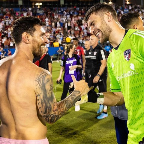 Maarten Paes tepis tendangan Lionel Messi.