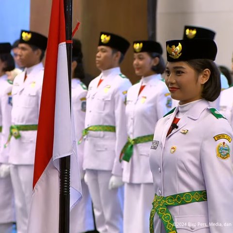 Momen Jokowi Kukuhkan 76 Paskibraka 2024 di Istana Negara IKN