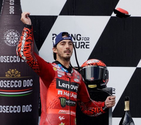 Di bawah Bagnaia ada rekan setimnya, Enea Bastianini, yang mencatatkan posisi ketiga, sementara Jorge Martin dari Pramac Racing menyelesaikan balapan di posisi kedua. Foto: REUTERS / Leonhard Foeger