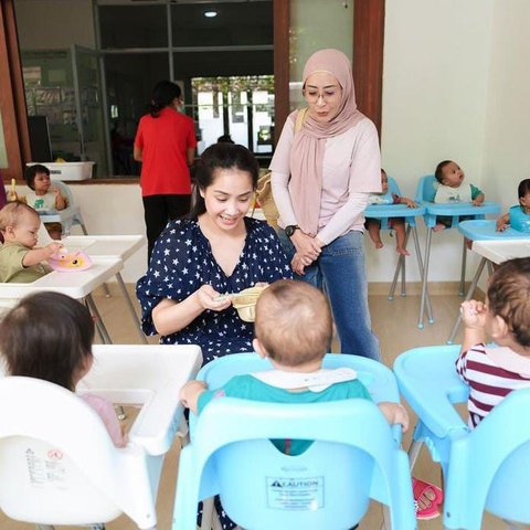 Potret Nagita Slavina Berkunjung ke Sebuah Yayasan di Bali, Senyum Bahagia saat Gendong & Suapi Bayi-bayi