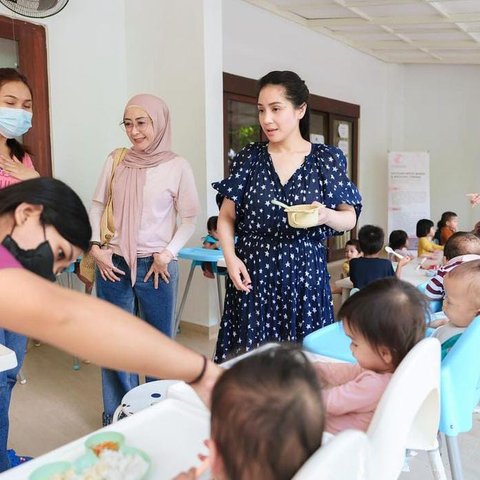 Potret Nagita Slavina Berkunjung ke Sebuah Yayasan di Bali, Senyum Bahagia saat Gendong & Suapi Bayi-bayi