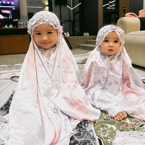 7 Potret Ameena dan Azura saat Ikut Salat Berjamaah Bersama Atta Halilintar & Aurel, Kompak Pakai Mukena Lucu Banget!