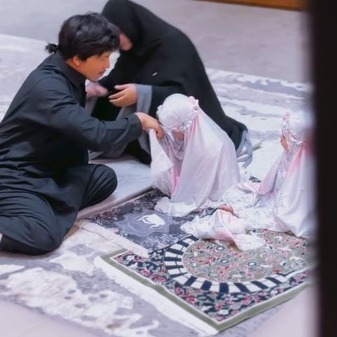 7 Potret Ameena dan Azura saat Ikut Salat Berjamaah Bersama Atta Halilintar & Aurel, Kompak Pakai Mukena Lucu Banget!