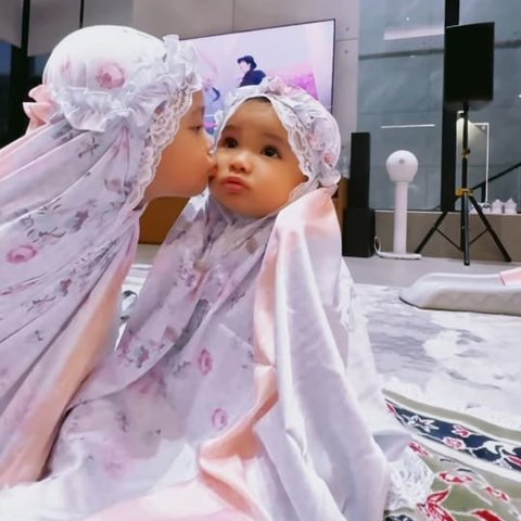 7 Potret Ameena dan Azura saat Ikut Salat Berjamaah Bersama Atta Halilintar & Aurel, Kompak Pakai Mukena Lucu Banget!