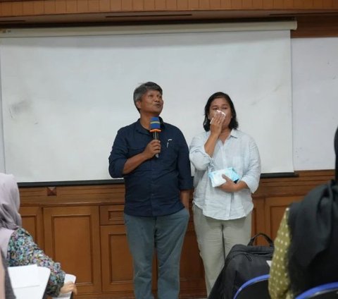 The Heartbreaking Story of UGM New Student's Parents Attending the First Lecture in Place of Their Deceased Child