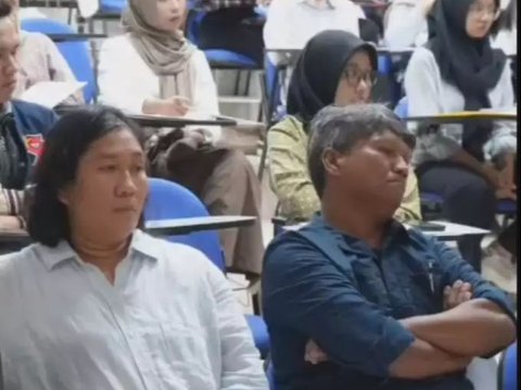 The Heartbreaking Story of UGM New Student's Parents Attending the First Lecture in Place of Their Deceased Child