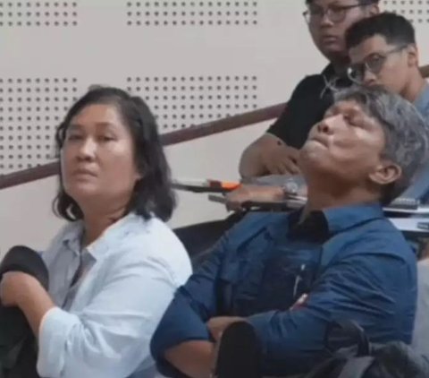 The Heartbreaking Story of UGM New Student's Parents Attending the First Lecture in Place of Their Deceased Child