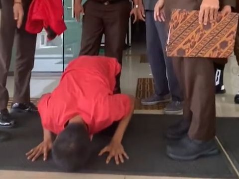 A Bogor Man's Gratitude Prostration After Being Released for Stealing a Motorcycle to Pay for His Wife's Delivery