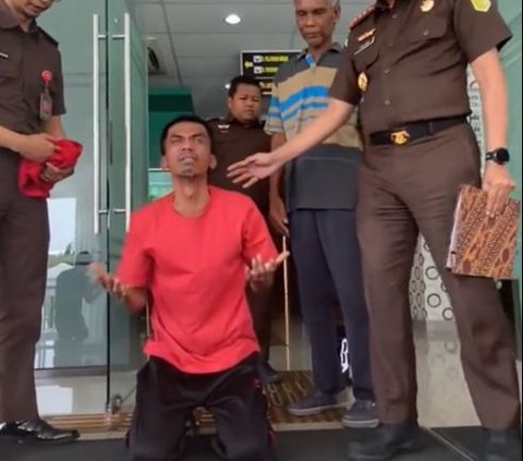 A Bogor Man's Gratitude Prostration After Being Released for Stealing a Motorcycle to Pay for His Wife's Delivery