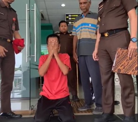 A Bogor Man's Gratitude Prostration After Being Released for Stealing a Motorcycle to Pay for His Wife's Delivery