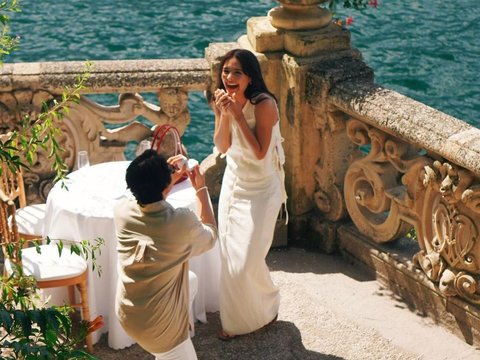 10 Romantic Photos of Amanda Rawles Being Proposed to by Her Boyfriend in Italy