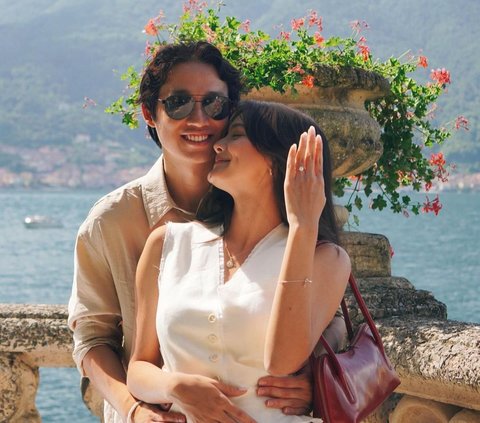 10 Romantic Photos of Amanda Rawles Being Proposed to by Her Boyfriend in Italy