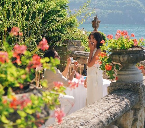 10 Romantic Photos of Amanda Rawles Being Proposed to by Her Boyfriend in Italy